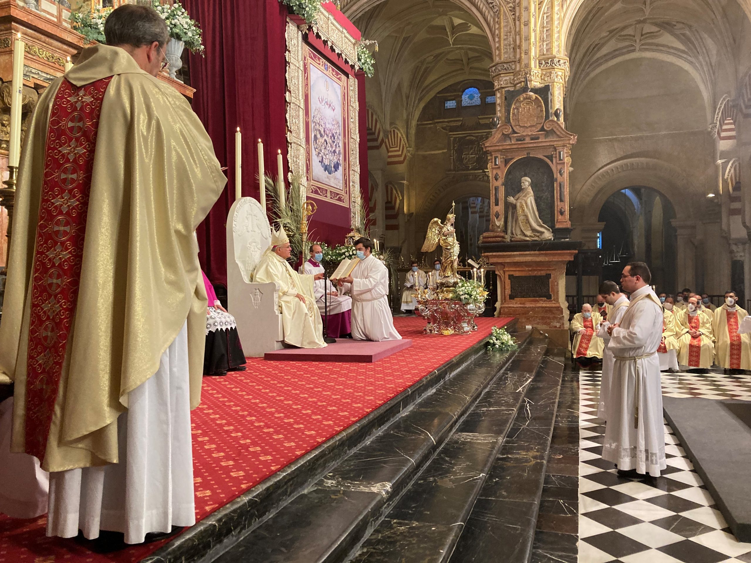 El obispo de Córdoba, Mons.  Demetrio Fernández, sacerdotes de ...
