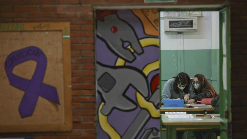 Alumnos de cuarto de la ESO se matriculan sin conocer las modalidades de Bachillerato para el próximo curso