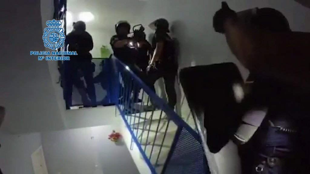 Un ladrón salta desde el segundo piso para intentar escapar de la policía