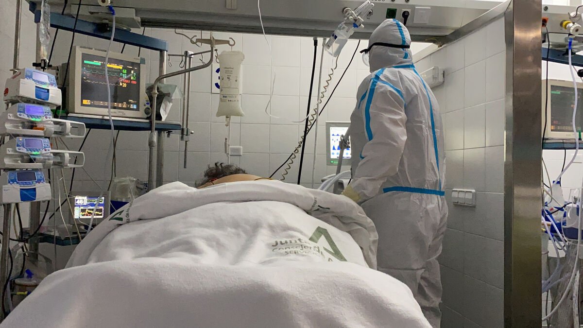 Los hospitalizados en Málaga y duplican la tasa de Covid en poco más de dos semanas
