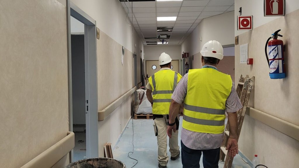 Los Hospitales Civil y Materno Infantil de Málaga renuevan teatros y zonas de ingreso este verano