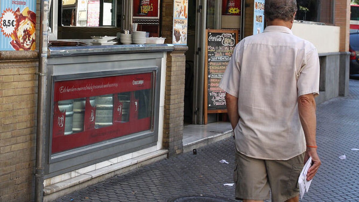 Los túmulos limpian de basura las calles de Sevilla