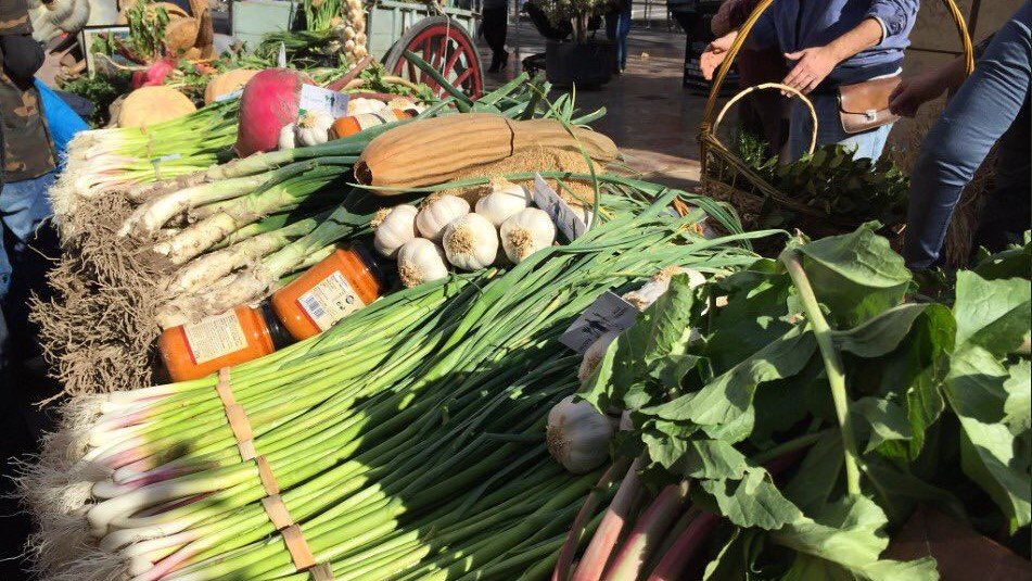 Mercado en Valencia |  Mandarinas y calabacines en la Misa en la puerta de la Catedral