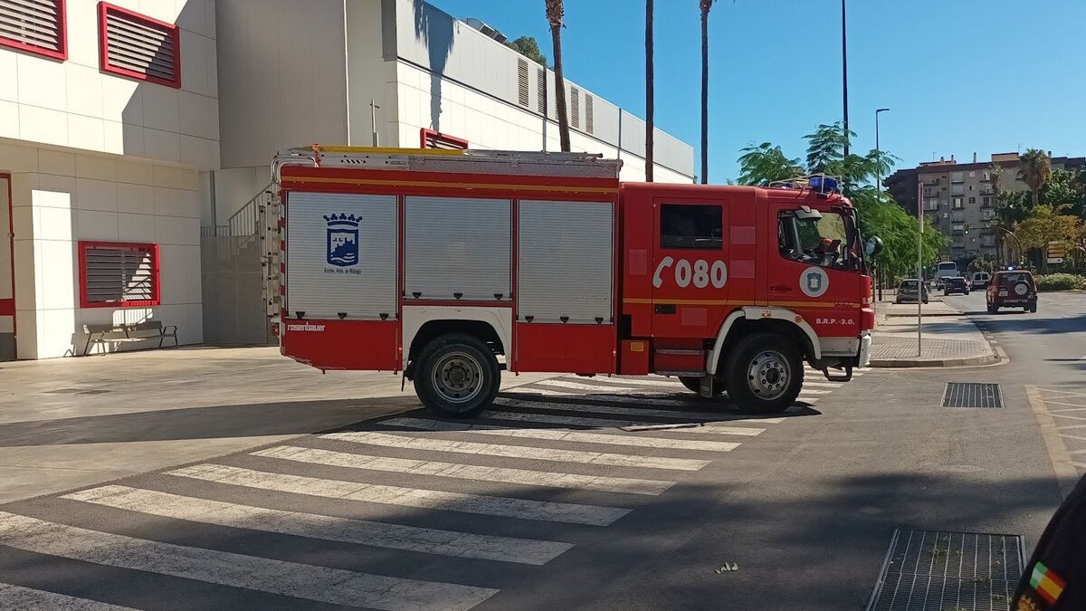 Bomberos de Málaga apagan un incendio en un piso que salía del termo