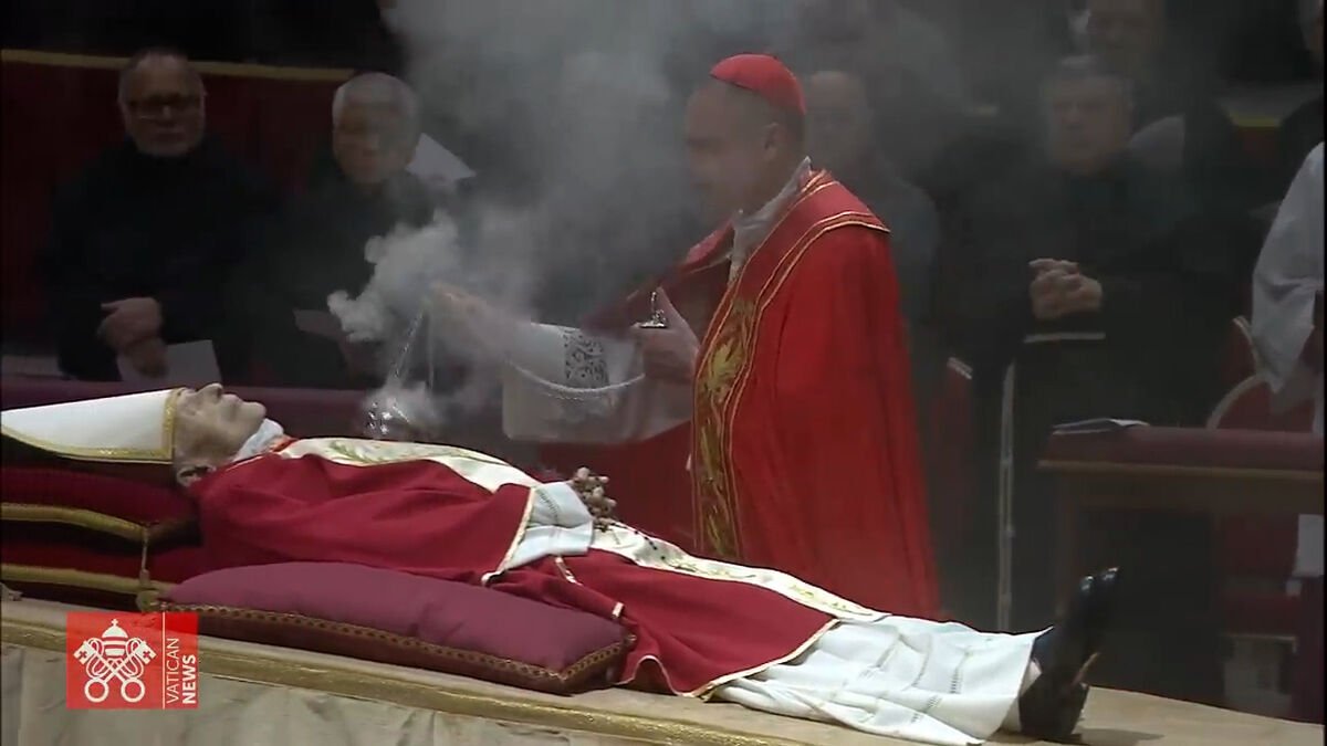 Benedicto XVI, despedido por miles de fieles en la basílica de San Pedro