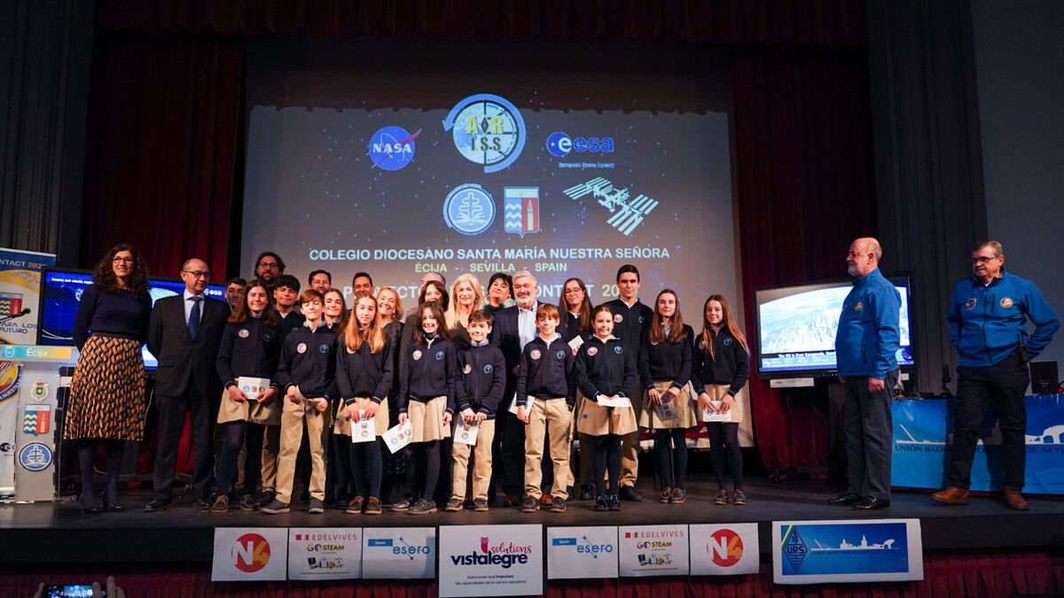 Alumnos de una escuela de Écija establecen contacto con astronautas de la Estación Espacial Internacional.