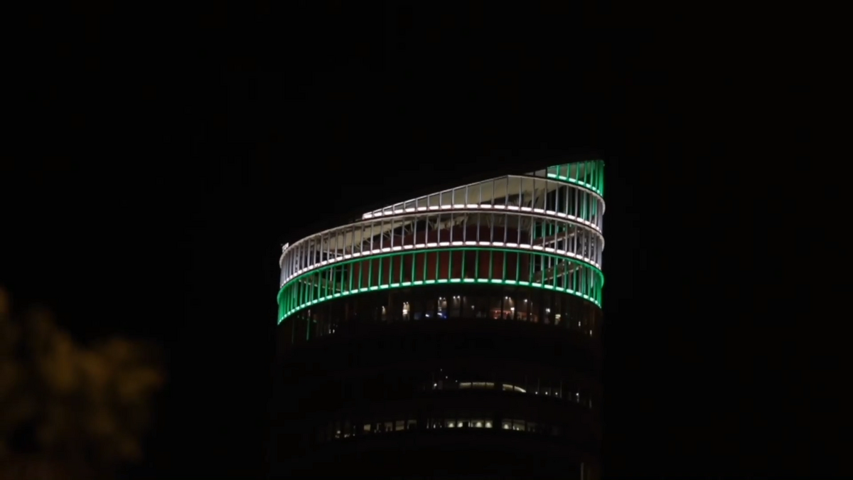 Torre Sevilla ilumina de verde y blanco la noche del Día de Andalucía