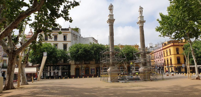 El Ayuntamiento de Sevilla adjudicó el contrato para la instalación de barandillas alrededor de las columnas de la Alameda de Hércules para reforzar su protección patrimonial y mantener la misma imagen que tenía antes de 2007.