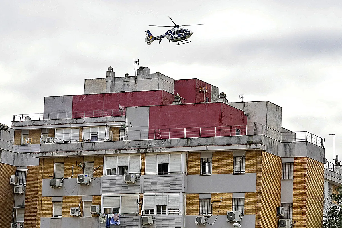 42.000 euros en sacos y estraperlo: los "errores políticos" que convirtieron Las Tres Mil Viviendas en el "cuarto vertedero" de Sevilla.