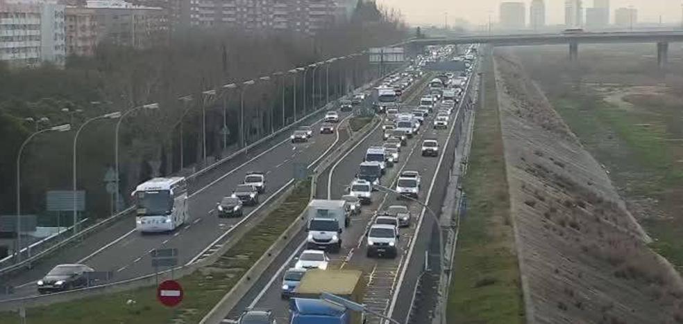 Accidentes y atascos en Valencia: un accidente provoca colas kilométricas en la V-30 en el barrio de La Luz.