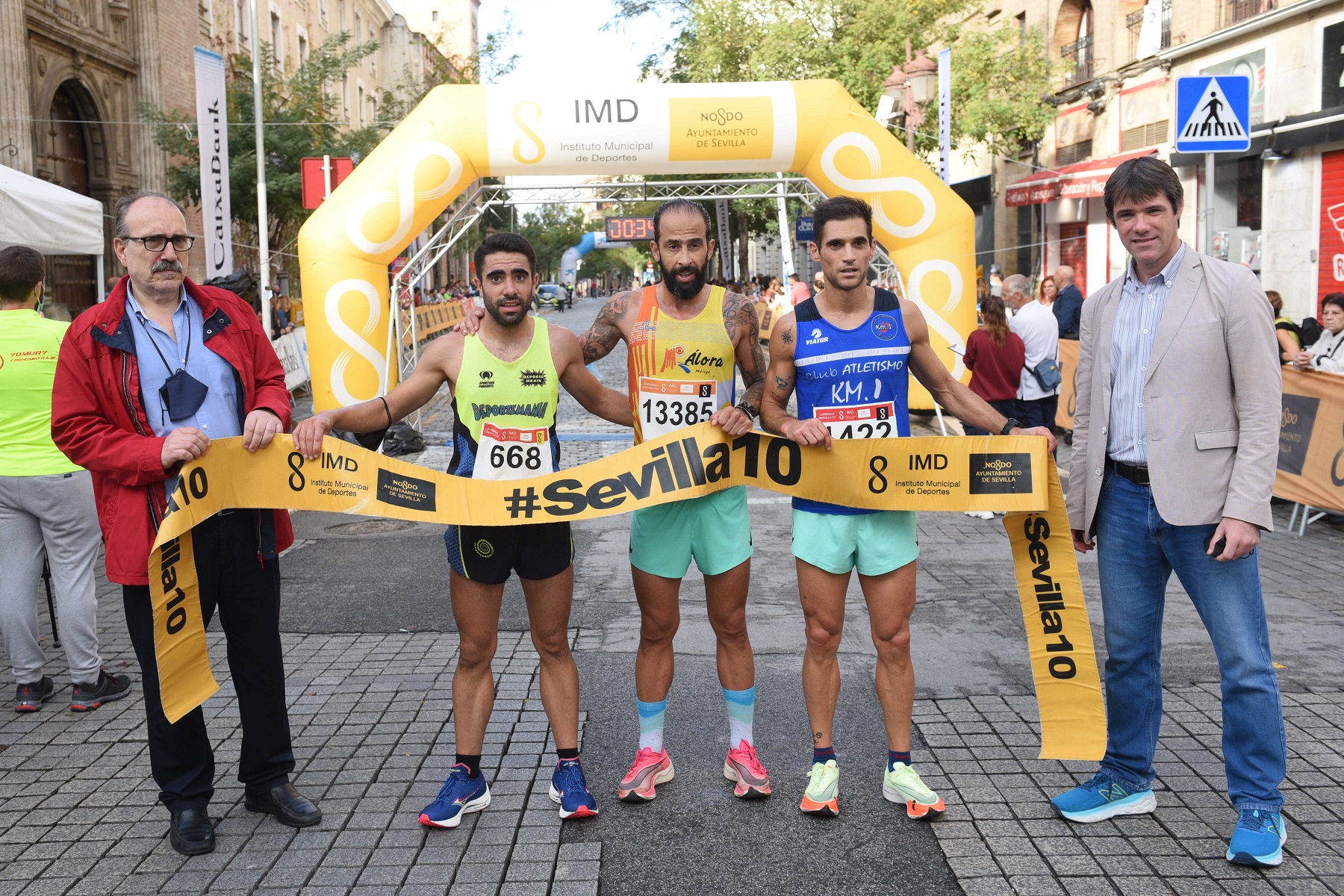 Antonio Jesús Aguilar Conejo y Mamen Ledesma se imponen en la popular carrera Casco Antiguo-CaixaBank en la que Juan Vázquez bate el récord de Español Master 60.