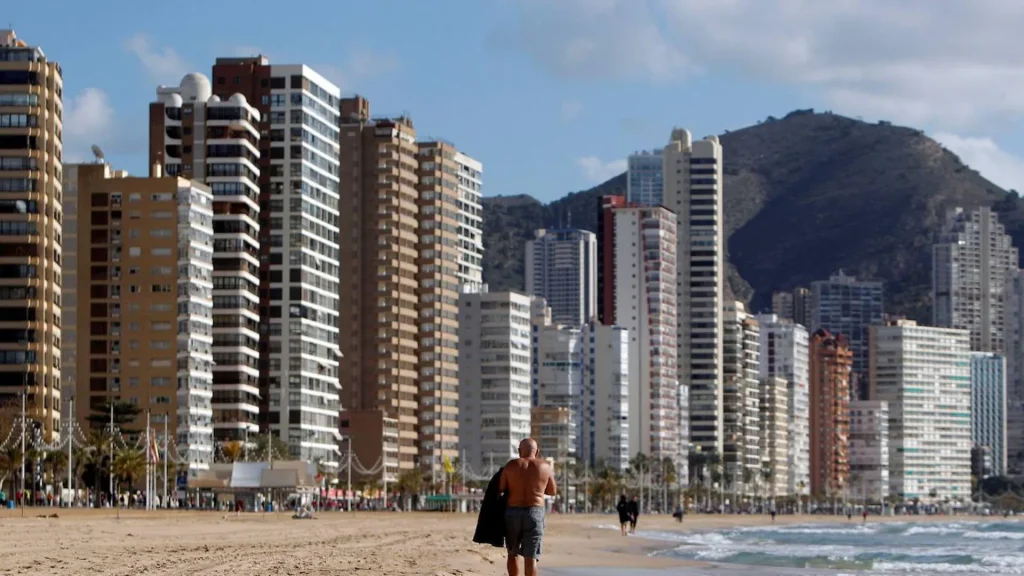 Así están las playas de Valencia, Cullera, Dénia, Xàbia, Calpe y Benidorm hoy (18 de agosto): tiempo y bandera.