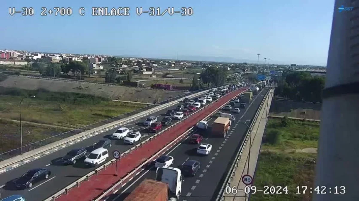 Atascos hoy en Valencia, Alicante y Castellón | Varios accidentes dificultan el tráfico en las carreteras de acceso a Valencia en la tarde del viernes.
