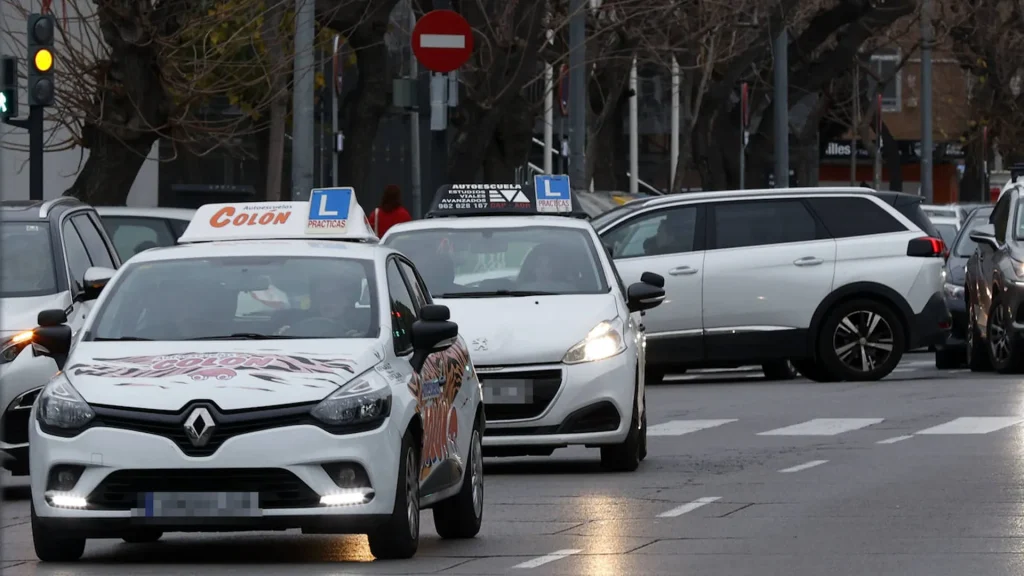 Autoescuelas Valencia, oposiciones carnet de conducir | Lista de espera de cuatro meses y 15.000 alumnos bloqueados para el carnet de conducir
