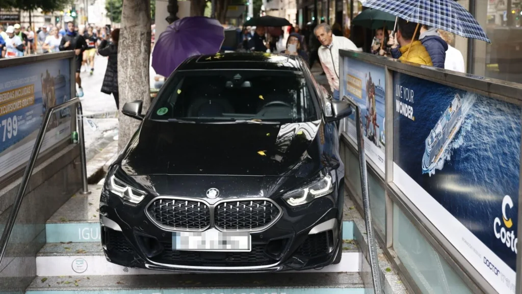 Coche destrozado en Valencia: estación de metro Colón : Un conductor ebrio destrozó con su coche la entrada de la estación de metro Colón de Valencia.