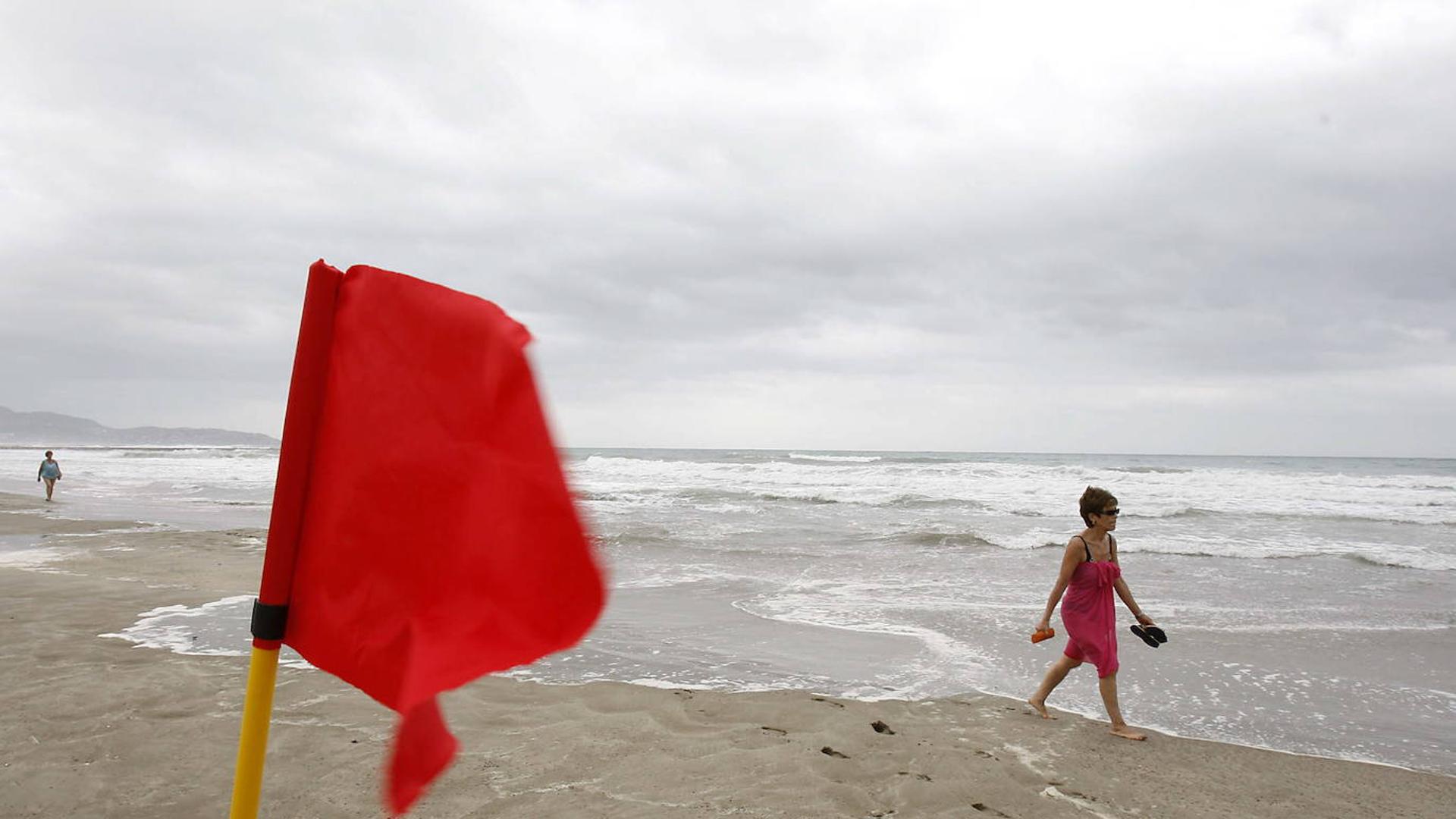Cómo están hoy las playas de Castellón, Alicante y Valencia: Castellón cierra al baño dos de sus playas | Castellón prohíbe el baño en dos de sus playas por la presencia de aguas fecales