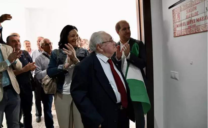 Córdoba destaca la educación en el homenaje a Manuel López Maraver