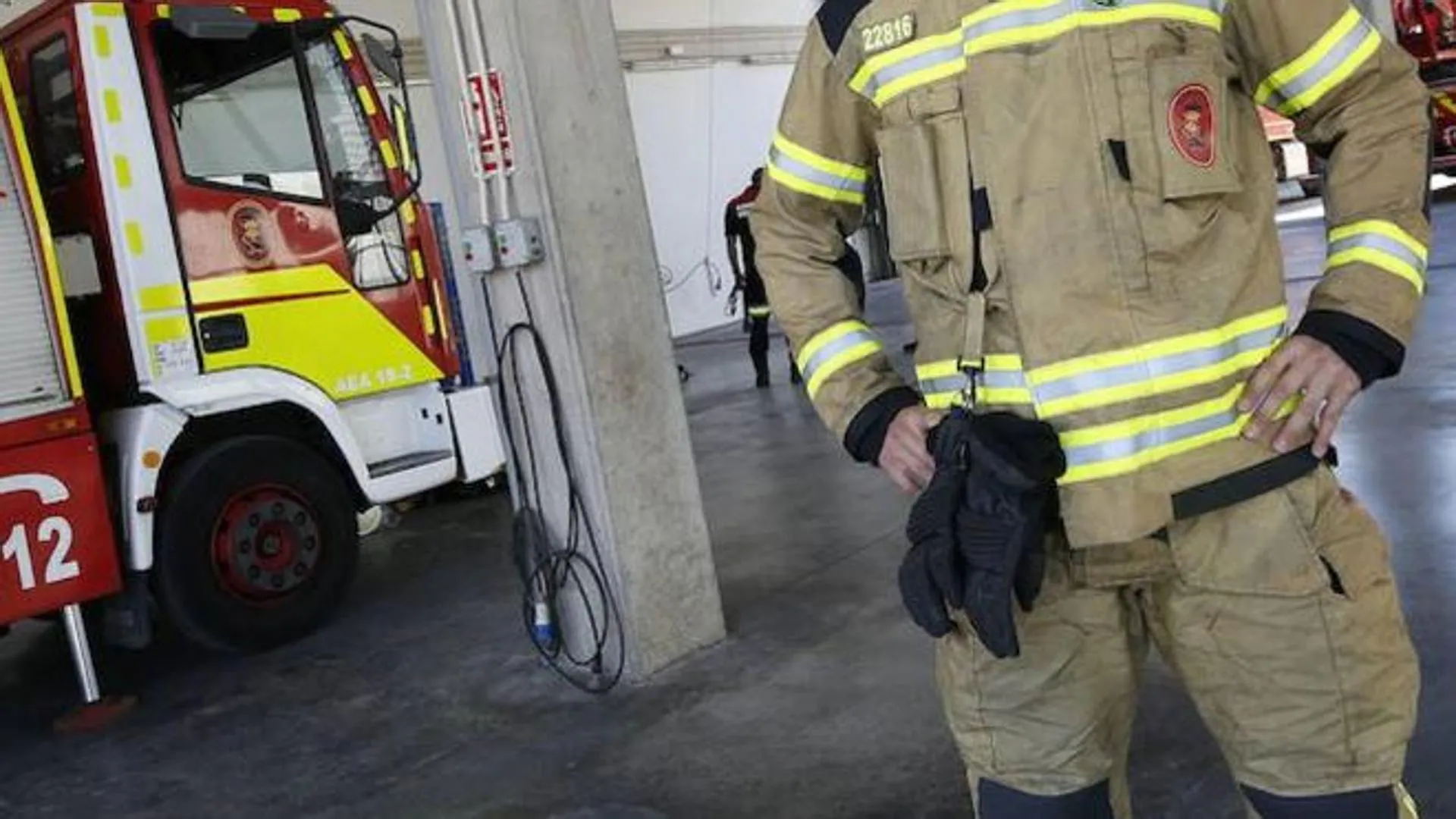 Dos trabajadores de un hotel de Valencia resultan intoxicados en un incendio en la cocina.