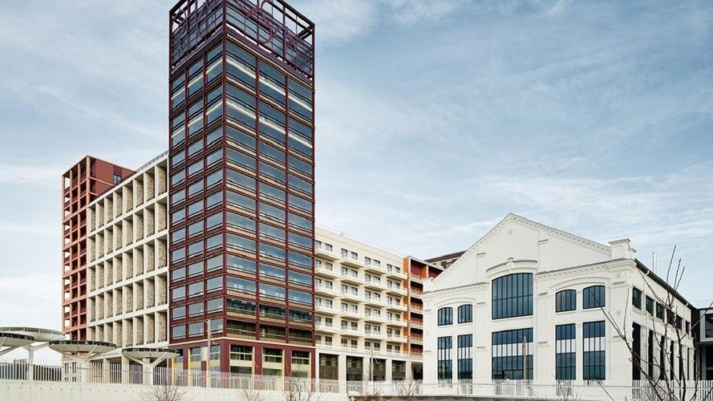 EMPRESAS EN MÁLAGA | Lumon acristala el edificio más alto de la Villa Olímpica de París y destaca el papel de la fábrica de Antequera