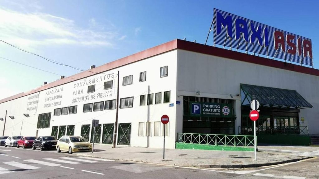 EMPRESAS EN MÁLAGA : Un fondo británico compra el bazar chino Maxi Asia en Málaga y proyecta una residencia de estudiantes.