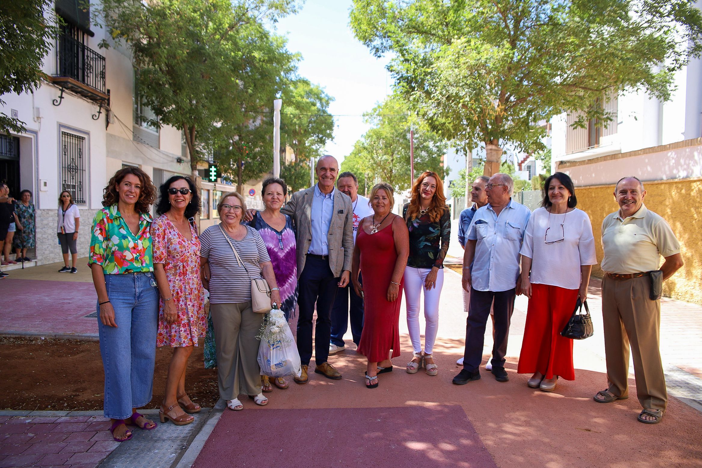 El Ayuntamiento abre al tráfico peatonal la nueva Avenida de la Cruz Roja una vez finalizadas las obras de las redes de abastecimiento y saneamiento y la pavimentación.