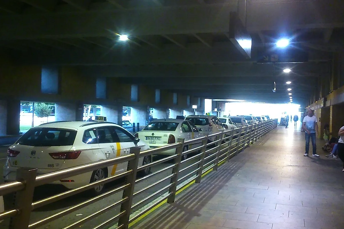 El Ayuntamiento acaba con el monopolio "mafioso" del taxi en el aeropuerto de Sevilla