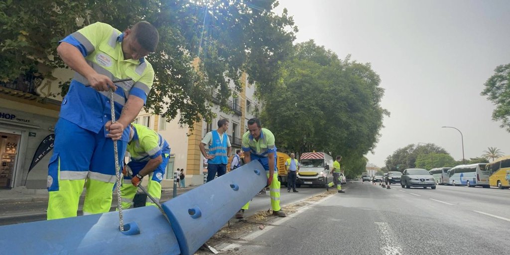 El Ayuntamiento de Sevilla retira los separadores del carril bus por los 'múltiples accidentes'