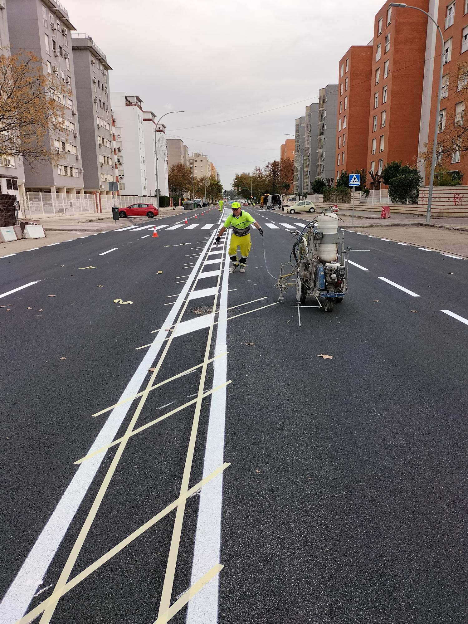 El Ayuntamiento finaliza la renovación del pavimento de la calle Flor de Gitanilla como parte de las obras de mejora de la zona con vistas a la apertura del nuevo centro cívico Sevilla Este, prevista para este año.