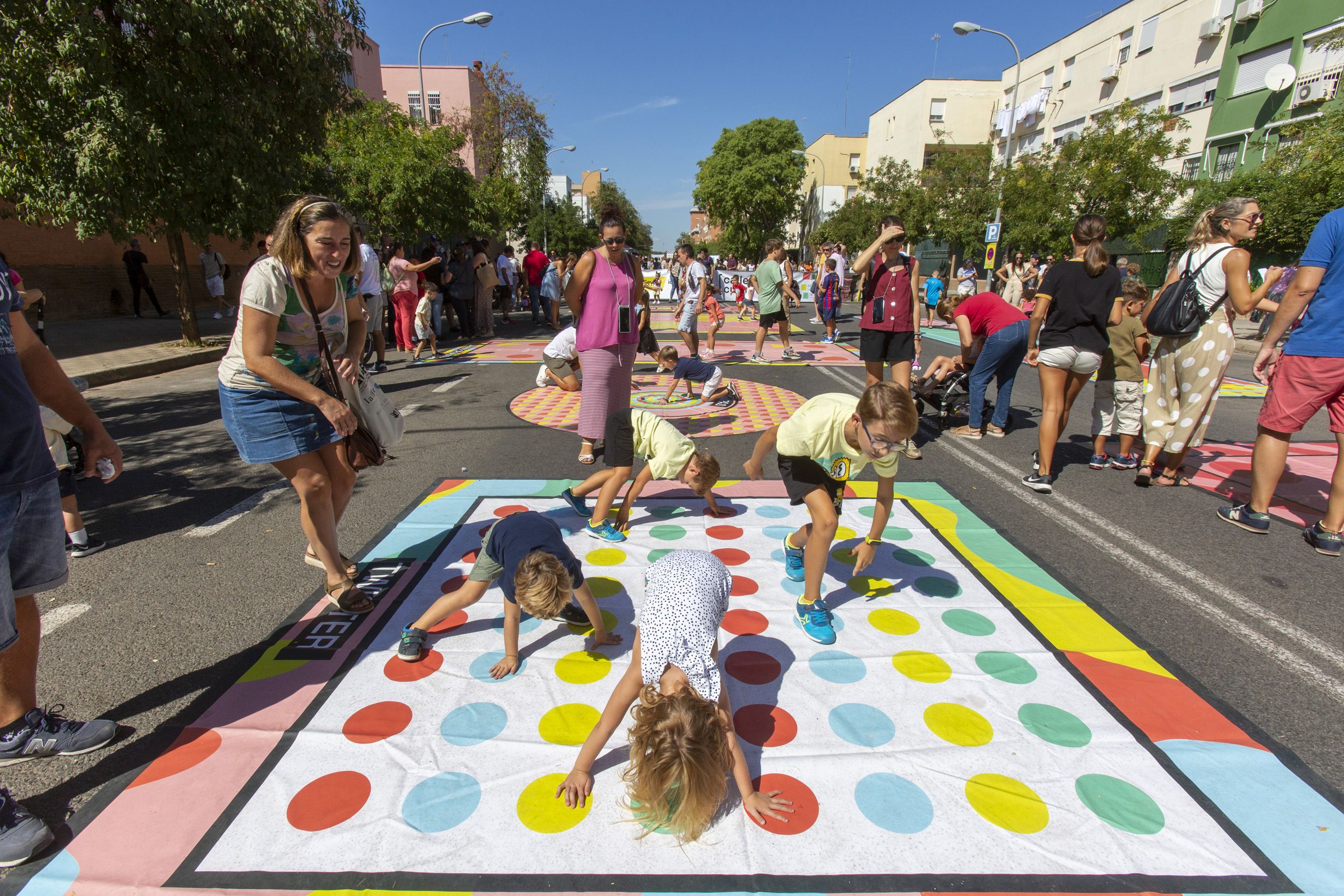 El Ayuntamiento lleva mañana a la Avenida de las Ciencias de Sevilla Este una nueva edición de la "Calle Cultura", que incluirá juegos infantiles, una jam session de electrónica ilustrada, un puesto de libros y talleres de skate, breakdance, parkour, flamenco, instrumentos musicales, maquillaje soul y huertos urbanos.
