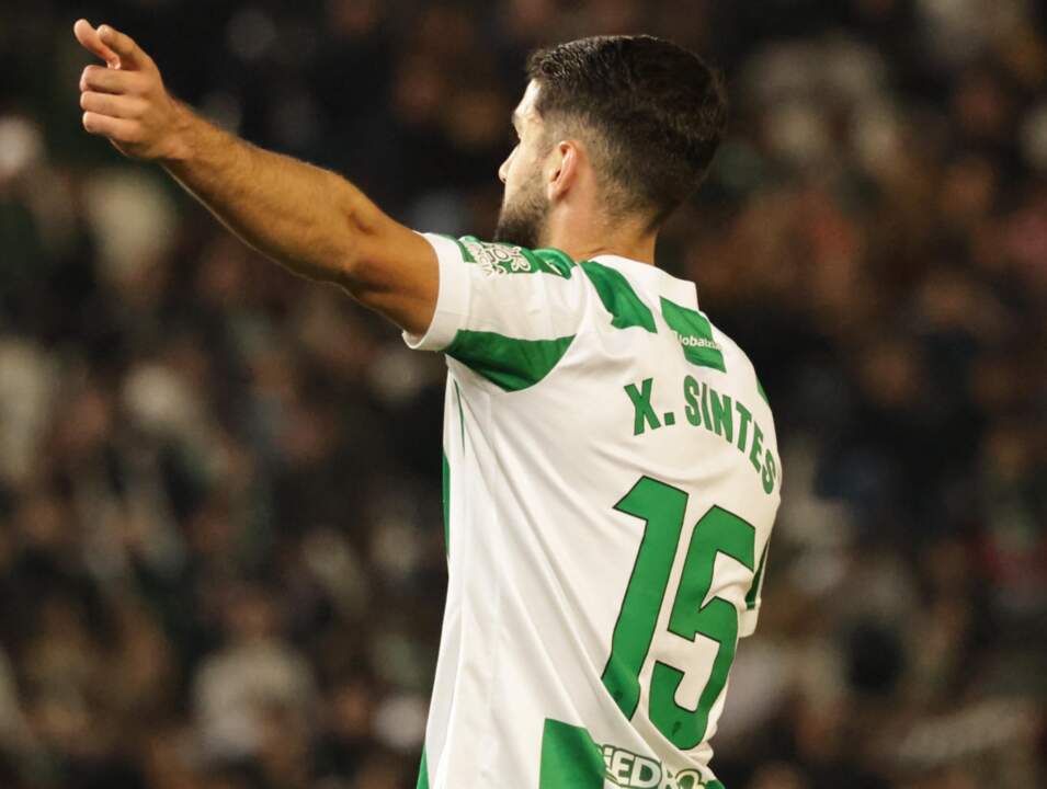 El Córdoba C. F. derrotó a un incierto Eibar en los últimos minutos del partido (2-1)