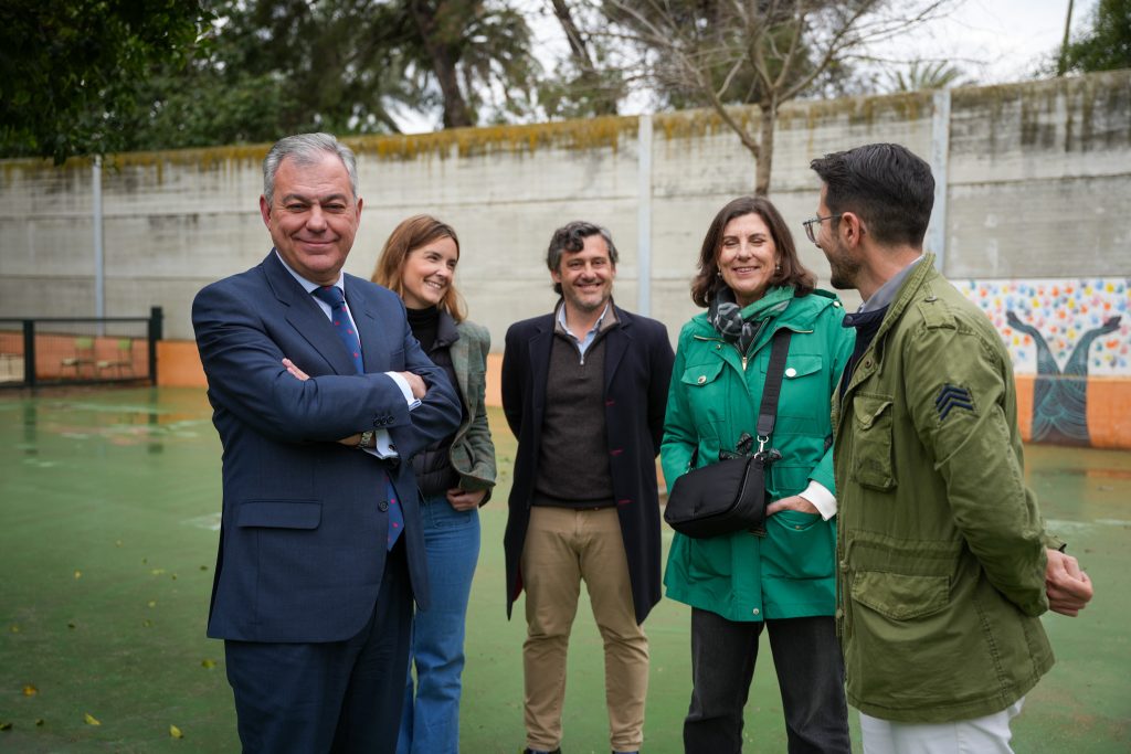 El Gobierno de Sanz da el primer paso para realizar una inversión de 10 millones de euros en las zonas infantiles de los colegios públicos de Sevilla.