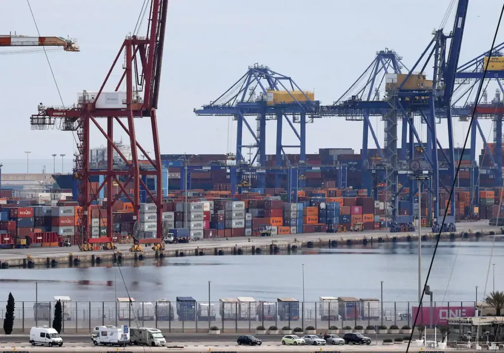 El puerto de Valencia asegura que trabaja «con normalidad» ante la crisis del mar Rojo