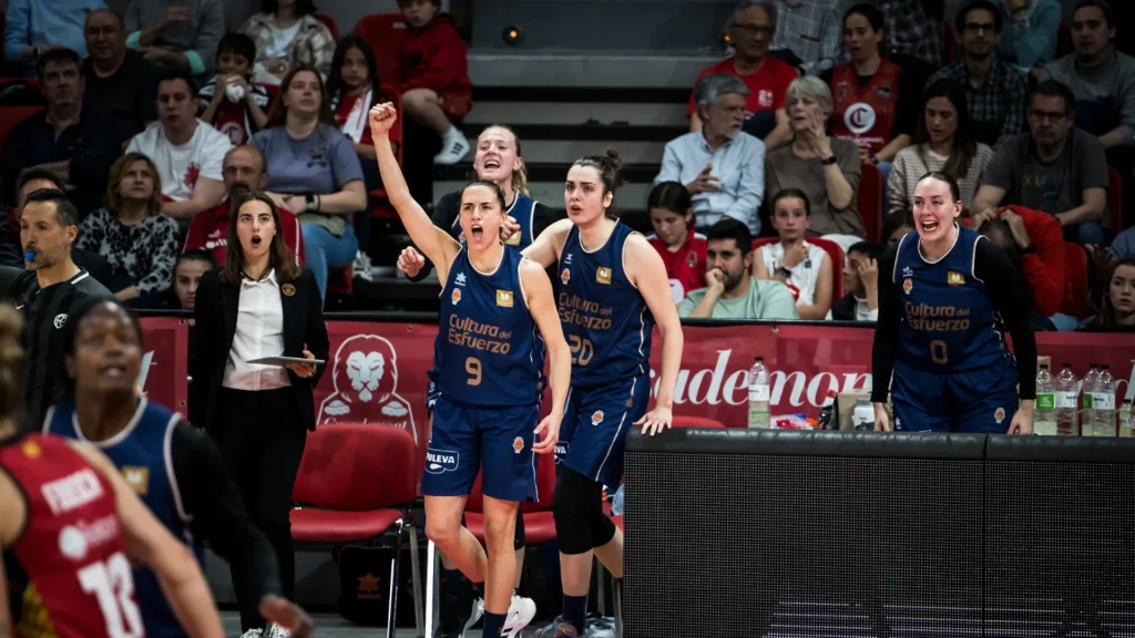 El Valencia Basket tiene pie y medio en la final del campeonato de fútbol femenino