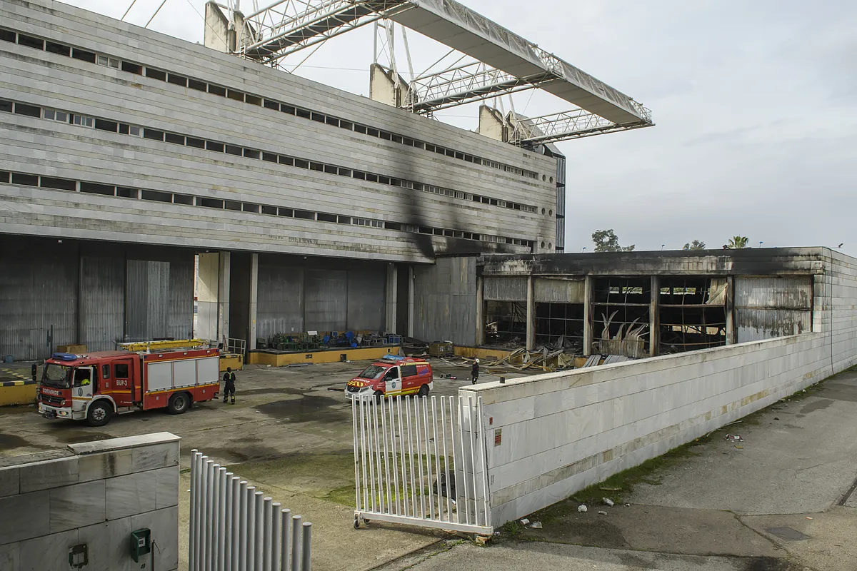 El alcalde de Sevilla revela que había bombonas de gasolina en el incendio del Auditorio Rocío Jurado.