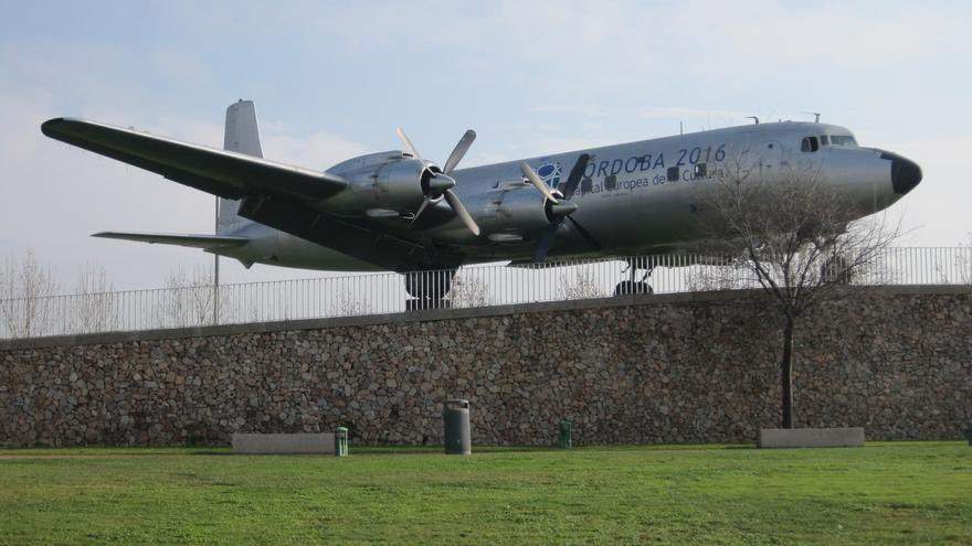 El avión de Miraflores será retirado por la municipalidad de Córdoba.