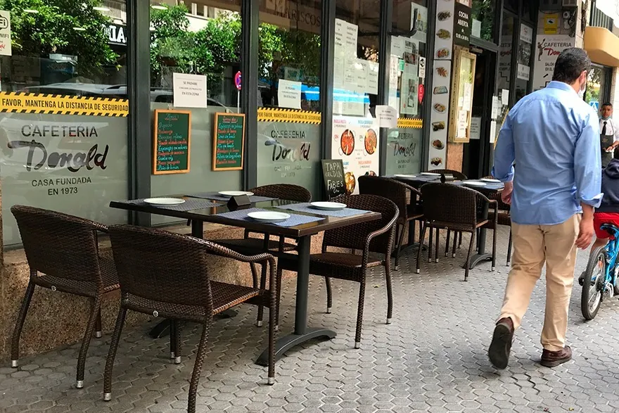 El bar de Sevilla que sólo contrata camareros mayores de 45 años