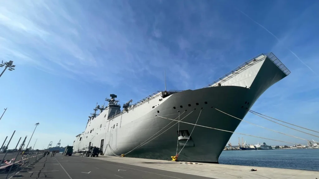 El buque insignia de la Armada Española ya está en Valencia para relevar al Galicia en la operación de rescate de la DANA.