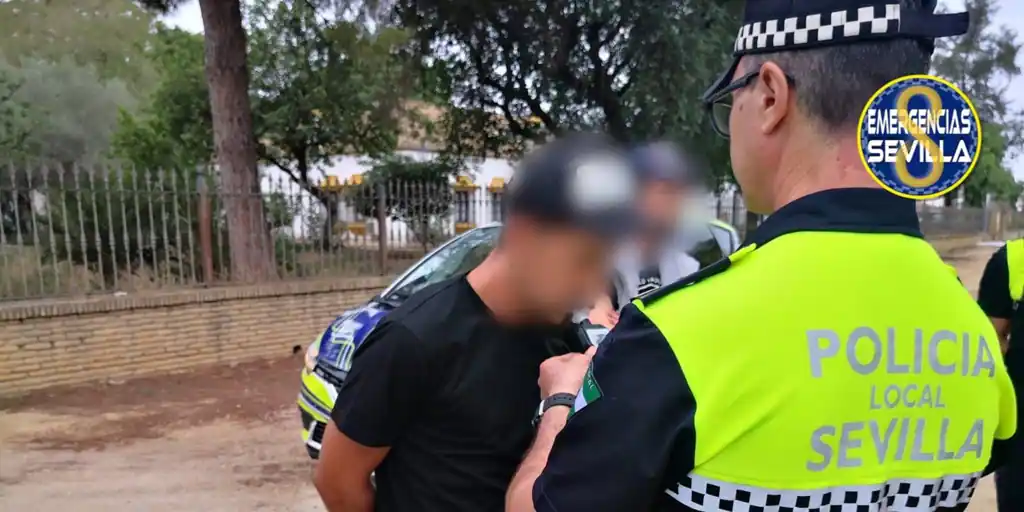 El conductor de una moto en Sevilla fue sorprendido con una tasa de alcoholemia cuatro veces superior a la permitida, sin casco y con el permiso de conducir caducado.