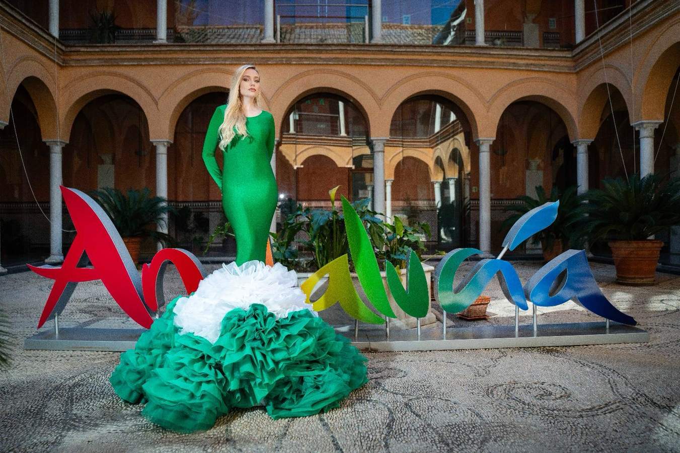 El diseñador cordobés José Perea crea un vestido con los colores de Andalucía.