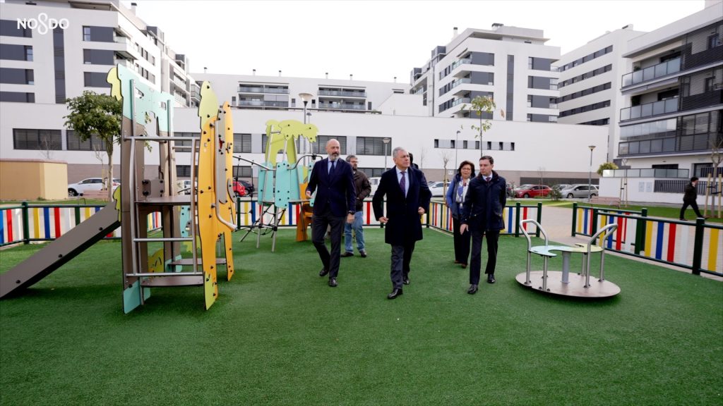 El gobierno de Sanz construye un nuevo parque infantil y mejora todo el entorno de la Plaza Antinoo en Sevilla Este - Actualidad