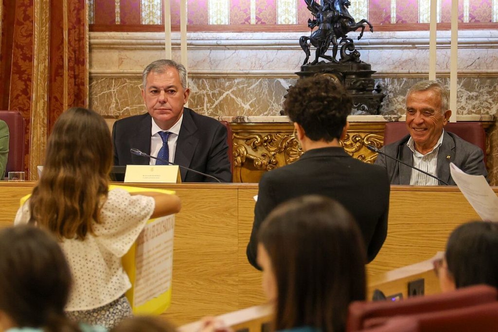 El gobierno local del PP en Sevilla superó el bloqueo y consiguió aprobar 14 millones de euros en enmiendas presupuestarias.
