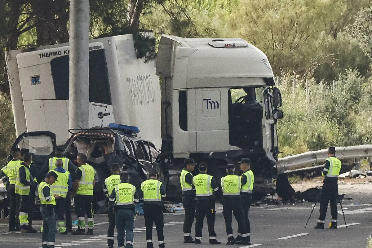 El juez envía a prisión sin fianza al conductor del camión que atropelló y mató a seis personas en Sevilla para evitar su fuga y por la elevada condena a la que podría enfrentarse
