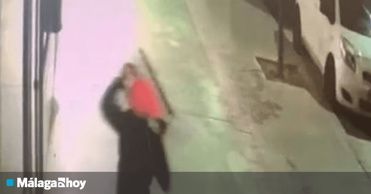 El ladrón que robó en las tiendas de La Virreina, Málaga, estrelló las cajas de la calle contra los escaparates.