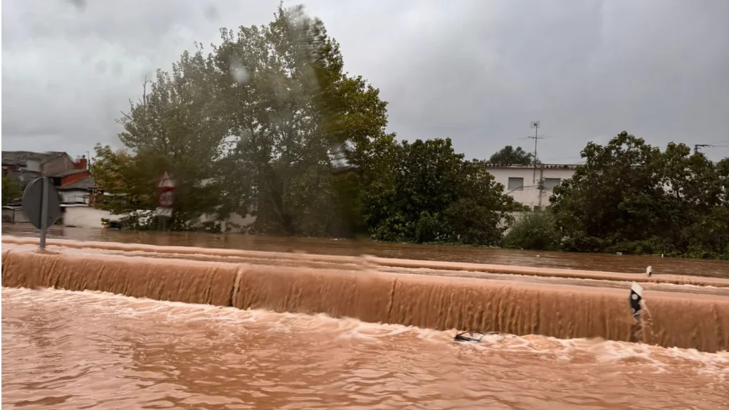 El mal tiempo de hoy en Valencia, Alicante y Castellón | DANA ya está afectando a la Comunitat Valenciana, obligando a cerrar el puerto de Valencia y cortando trenes.