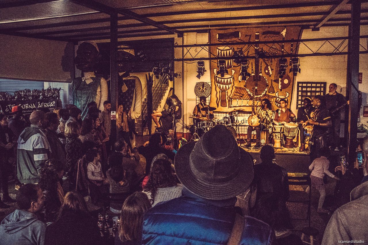 El municipio promueve el Festival "Vuelta a las raíces" en el Espacio Santa Clara, que fomenta el encuentro entre Sevilla y África a través de la música, el debate y las artes.