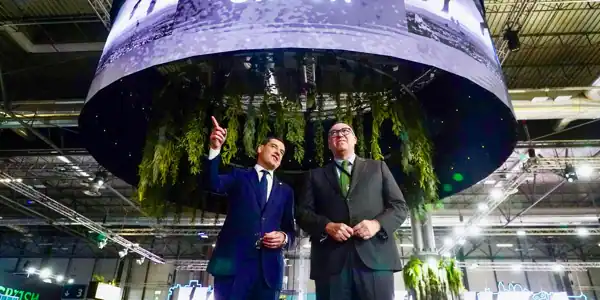 El presidente de los empresarios sevillanos critica el pabellón de Andalucía construido por una empresa sevillana.