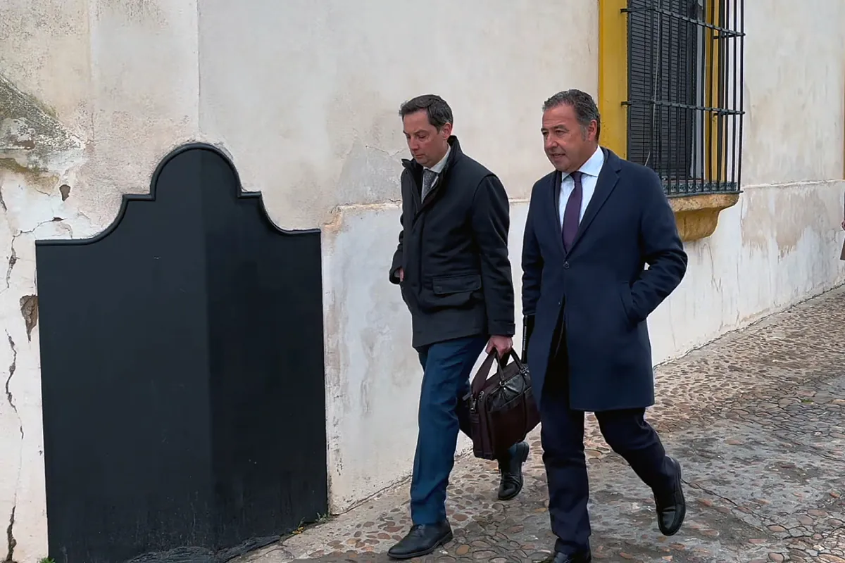 El presidente del PP de Sevilla está acusado de favorecer a una empresa en el proyecto de un tanatorio en Mairena de Alcor.