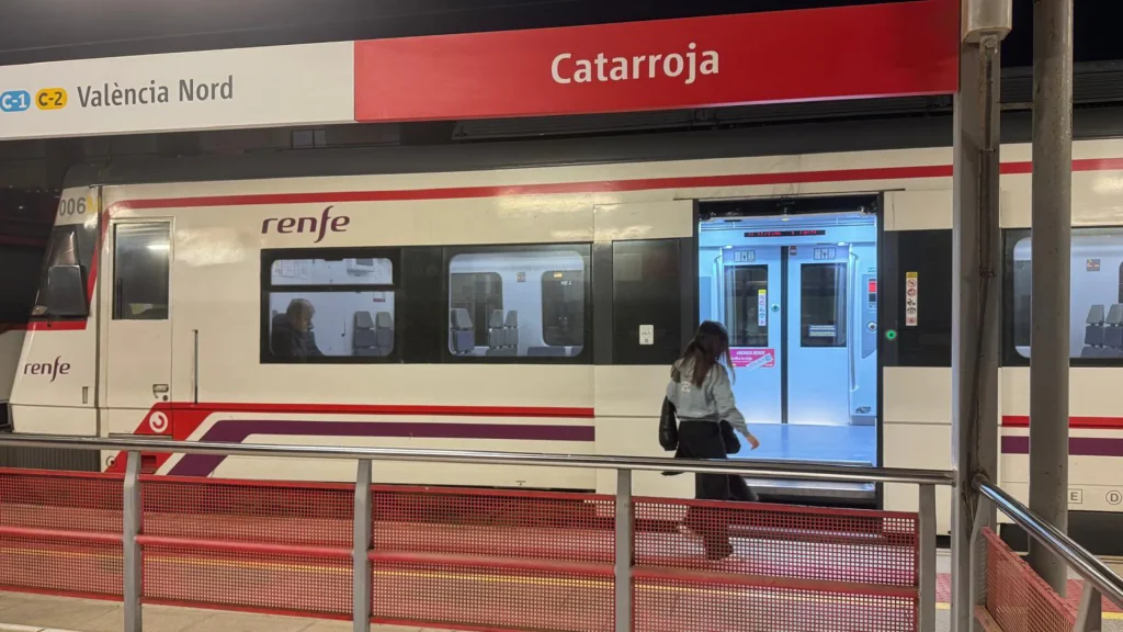 El servicio ferroviario de Cercanías entre Valencia y Catarroja vuelve a funcionar tras el temporal.