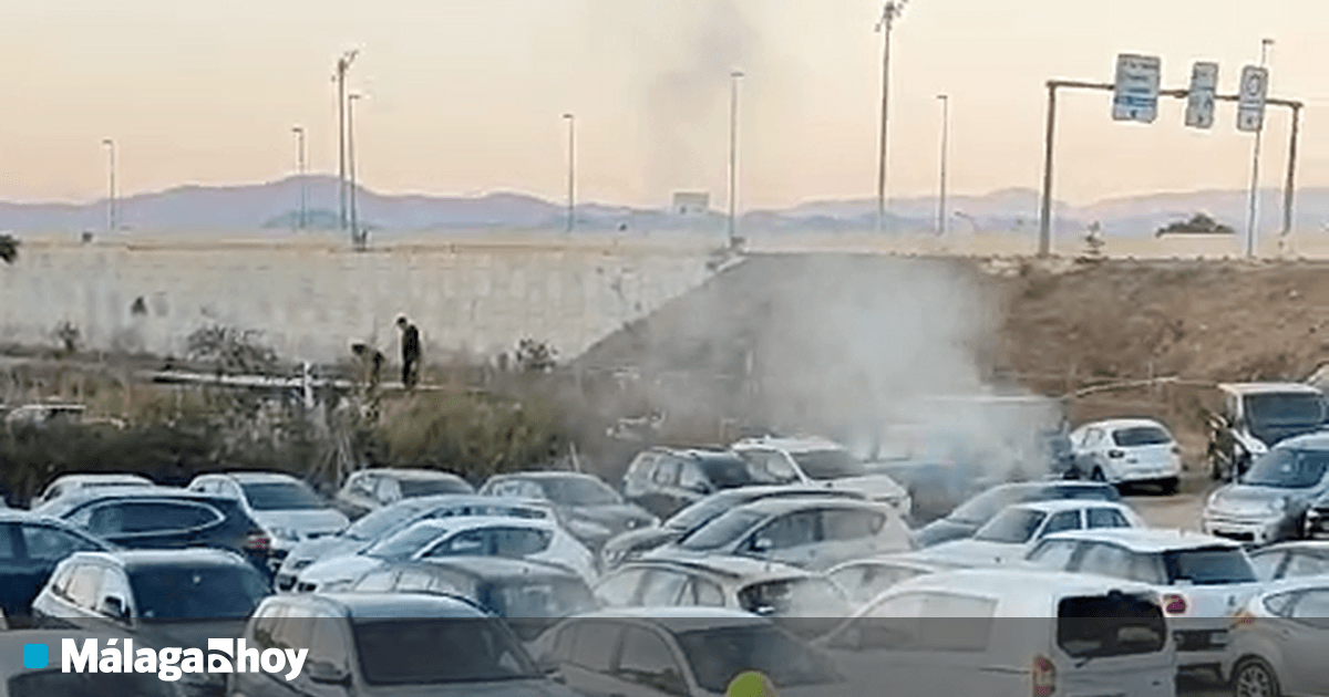 Furgoneta incendiada en el aeropuerto de Málaga el domingo