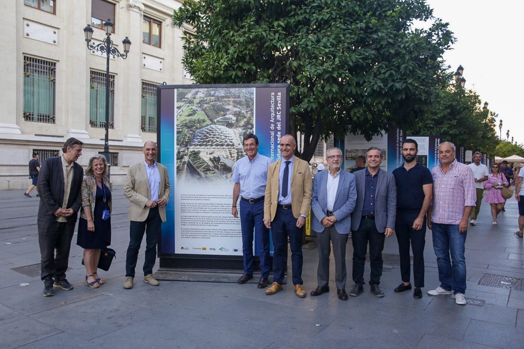 La Avenida de la Constitución acoge una exposición de los diseños ganadores del concurso de arquitectura para la futura sede del Centro Común de Investigación (JRC).